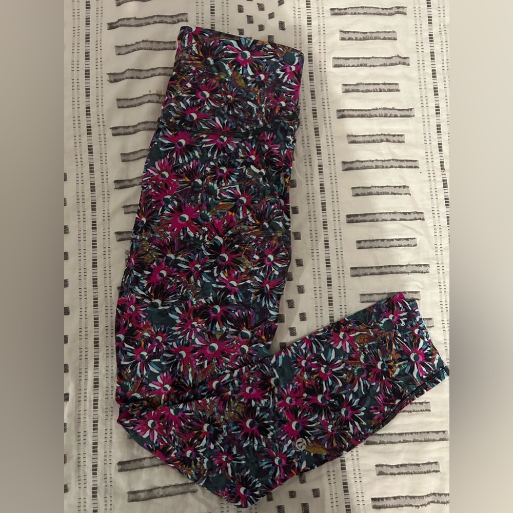 Lululemon patterned leggings size 6